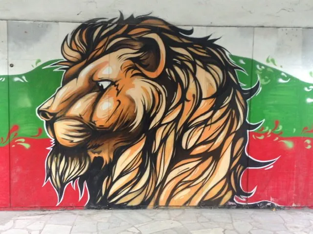 Mural of a lion’s head in front of the colors of the Bulgarian flag