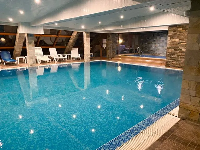 Indoor pool and jacuzzi at the Redenka Holiday Club
