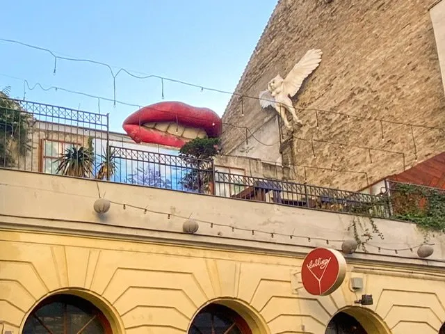 Roof bar with large red lips and white eagle