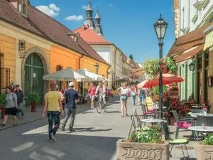 A street in Eger, Hungary by Adonis Villanueva on Pixabay.com