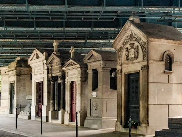 Mausoleums under the Pont de Caulaincourt