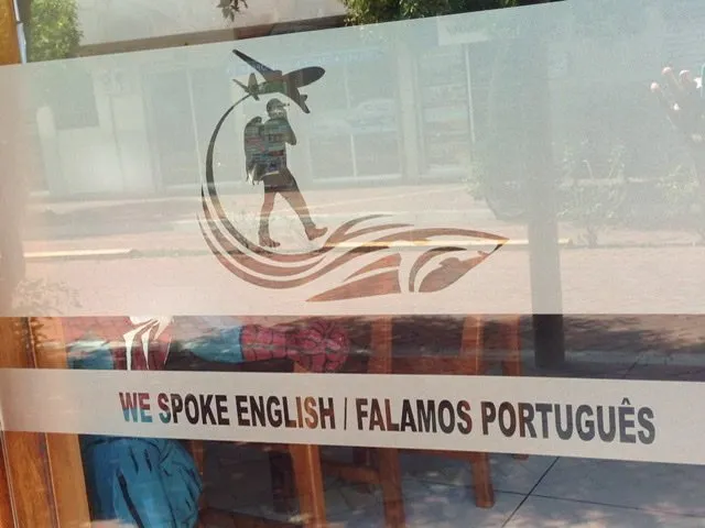 Sign advertising help in English and Portuguese