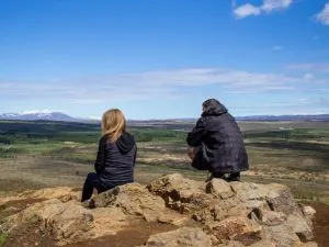 Man and woman looking out over a plain (by Melanie Silberberg on Unsplash.com)