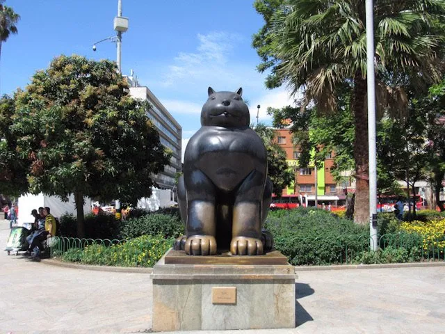 A cat statue in Plaza Botero