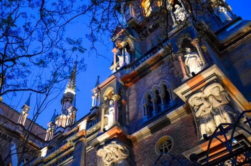 The exterior of Iglesias de los Capuchinos at night