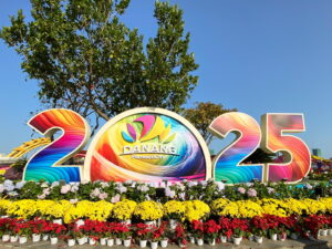 A colorful sign reading “2025”