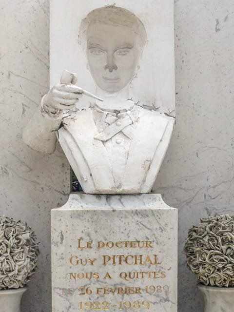 Memorial of a man with his face in reverse relief