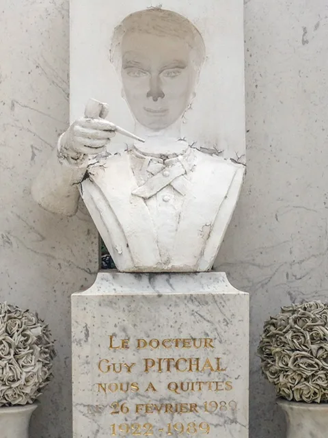 Memorial of a man with his face in reverse relief