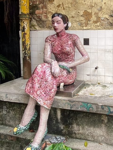 A mosaic statue of a woman